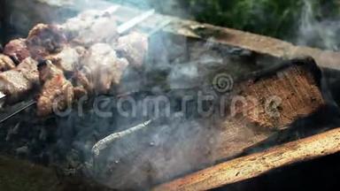 在烧烤架上用木炭磨碎。 Shashlik或Shish烤肉串在东欧和中东地区很受欢迎